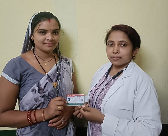 सुभासिनी, पिंकी, कौशल को आयुष्मान कार्ड मिलते ही चेहरों पर आईं मुस्कान