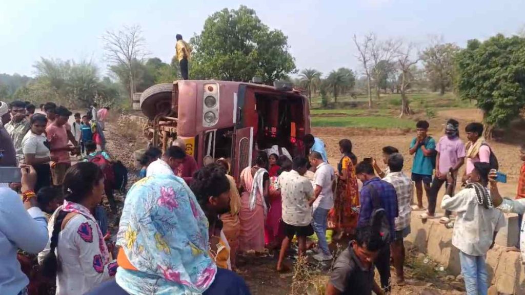 C.G. ACCIDENT : बस पलटने से कई यात्री घायल, क्षमता से अधिक बैठे थे सवारी