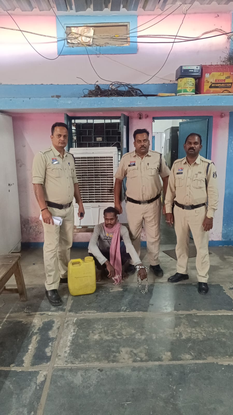 नेतनागर में अवैध महुआ शराब भट्टी पर जूटमिल पुलिस की दबिश, 15 लीटर शराब जब्त, 200 किलो महुआ पास का नष्टीकरण, एक गिरफ्तार