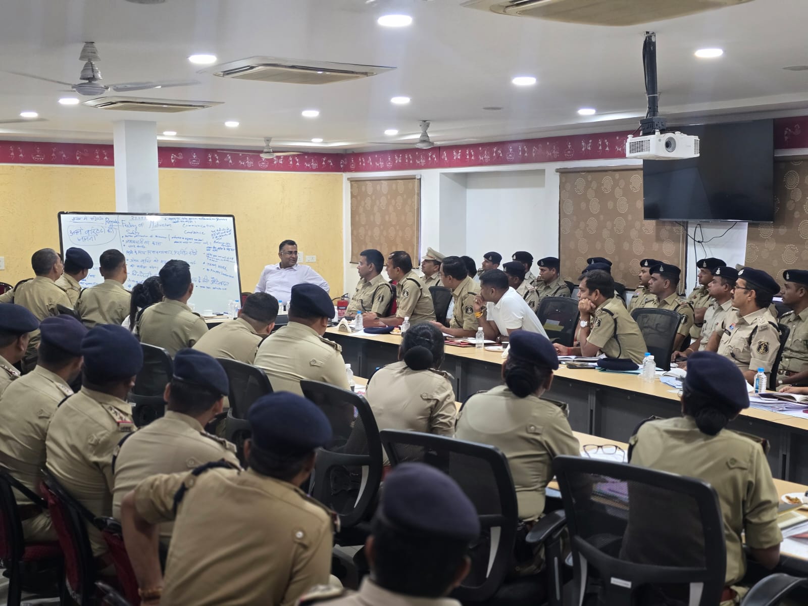 रायपुर पुलिस अधिकारियों की ली गई आवश्यक बैठक