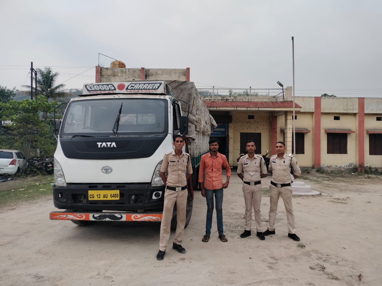 Korba Police: अवैध कबाड़ से लड़ा टाटा अल्ट्रा ट्रक बरामद, 14 टन वजन की लोहे की कटी हुई चादरें तथा 130 नग लोहे की चादर के प्लेट बरामद