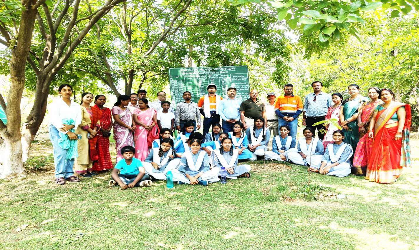 पीईकेबी खदान अपनी ‘उड़ान’ परियोजना के तहत क्षेत्र के युवाओं को करा रहा पर्यावरण संरक्षण के अतुल्य प्रयासों से मुलाकात