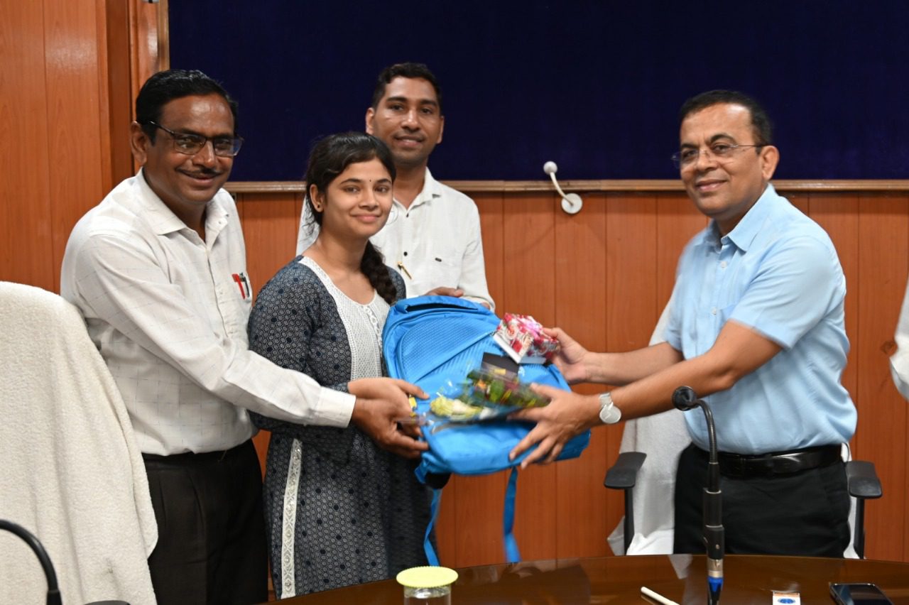 कलेक्टर जन्मेजय महोबे ने बोर्ड परीक्षा में प्रदेश की प्रावीण्य सूची में स्थान प्राप्त करने वाले विद्यार्थियों से मुलाकात कर उन्हें सम्मानित किया