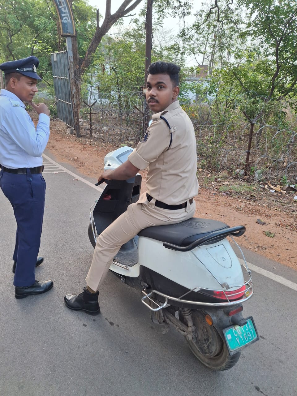 रायगढ़ में बिना हेलमेट वाहन चलाते पाए गए 10 पुलिसकर्मियों पर मोटर व्हीकल एक्ट की कार्यवाही