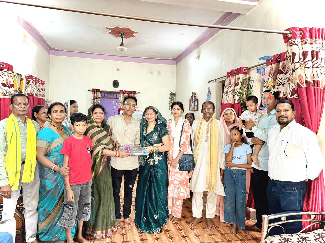 गोंड समाज की शादी में पहुंचे गोंडवाना गोंड महासभा के पदाधिकारी