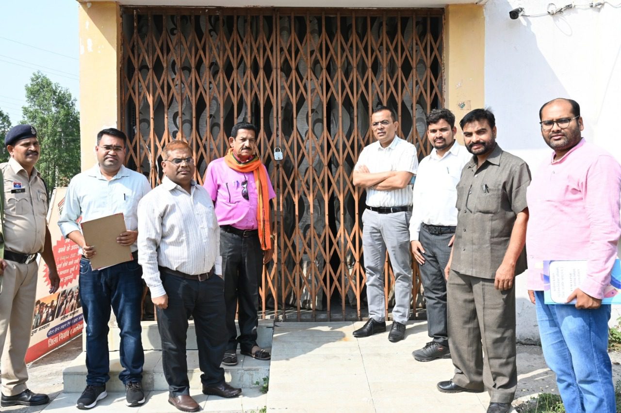 कलेक्टर ने किया ईव्हीएम-व्हीव्हीपीएटी वेयरहाउस का मासिक निरीक्षण