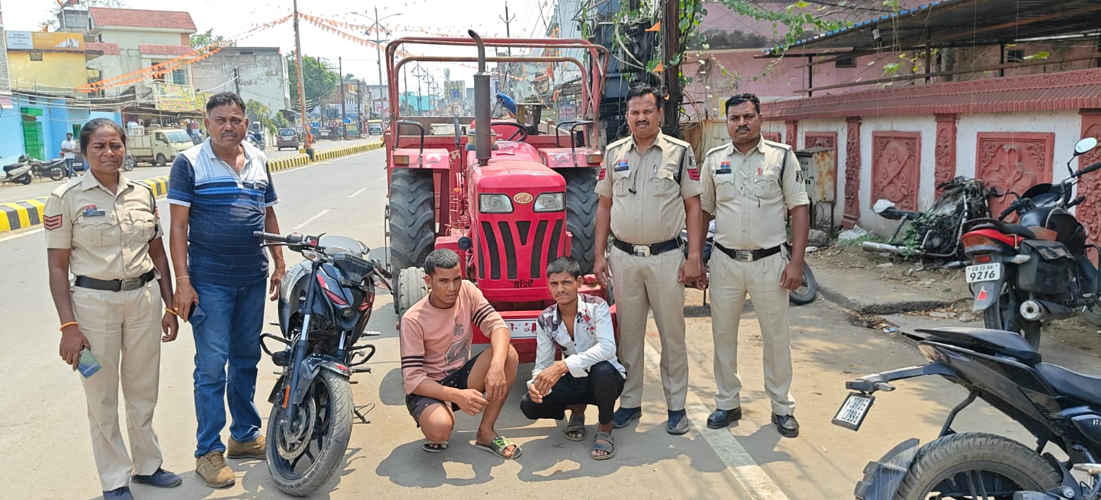 Raigarh पुलिस ने 24 घंटे में किया ट्रैक्टर चोरी का खुलासा, चोरी ट्रेक्टर, पल्सर बाइक के साथ 10 लाख का माल बरामद, दो आरोपी गिरफ्तार