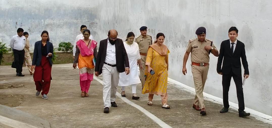 C G NEWS:प्रधान जिला एवं सत्र न्यायाधीश, कलेक्टर एवं एस०पी० ने किया जिला जेल का निरीक्षण