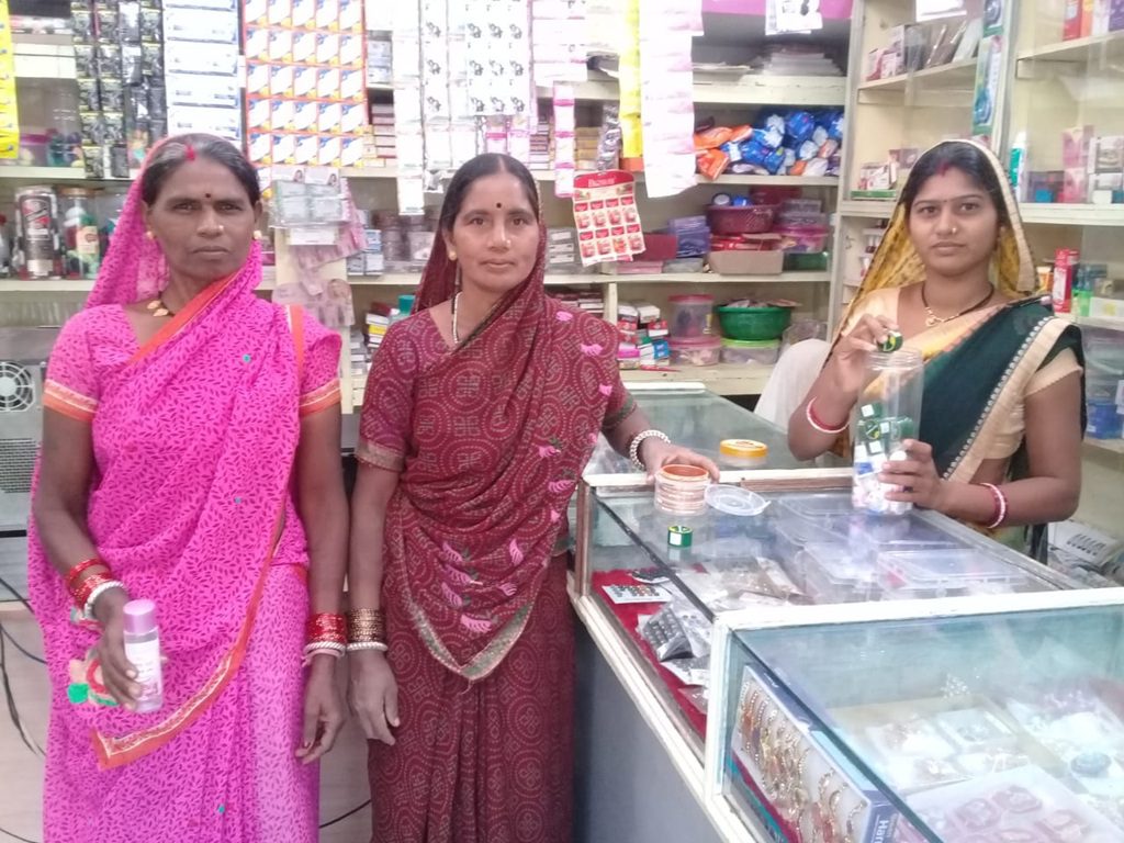 फैंसी स्टोर से सजे वेदकुमारी के सपने, आत्मनिर्भरता से घर की आर्थिक स्थिति हुई मजबूत