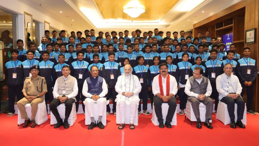 केंद्रीय गृह मंत्री अमित शाह से मिले नक्सल प्रभावित क्षेत्र के बच्चे, बोले- जिन हाथों में कभी थमाई गई बंदूक, आज उनमें किताबें देकर संवारा जा रहा भविष्य