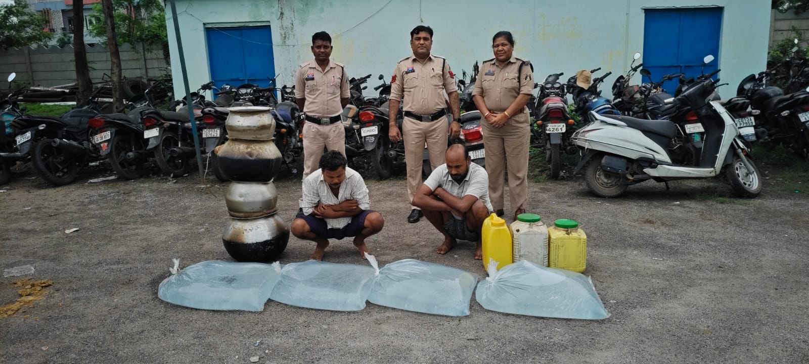 Raigarh पुलिस की दो बड़ी शराब रेड कार्रवाई में दो आरोपी गिरफ्तार, 250 लीटर महुआ शराब व शराब बनाने की सामग्री जप्त
