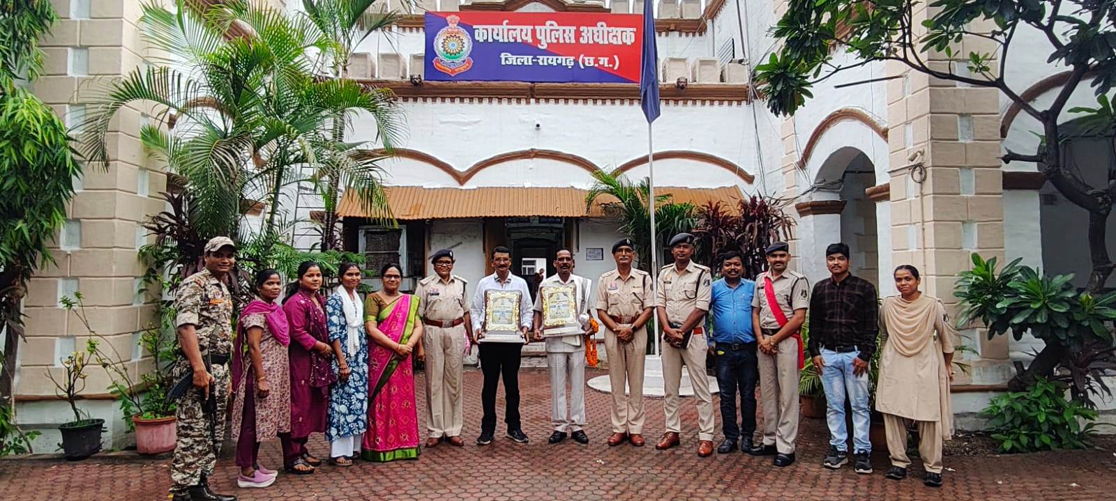 रायगढ़ पुलिस के ASI दौलत सिंह ठाकुर और आरक्षक विपिन तिवारी सेवानिवृत्त, पुलिस कार्यालय में दी गई ससम्मान विदाई