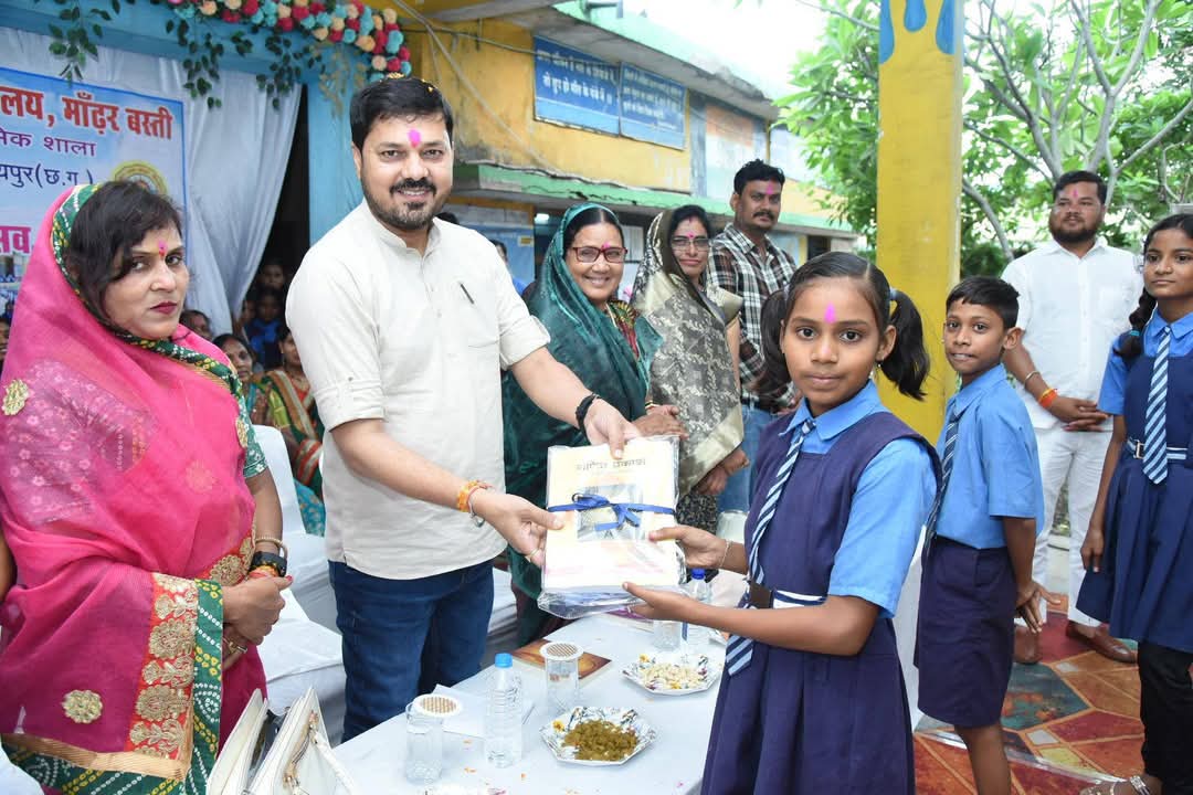 विद्यालयों में प्रवेश लेने वाले नन्हे मुन्ने बच्चे आने वाले कल का भविष्य हैं- अनुज शर्मा