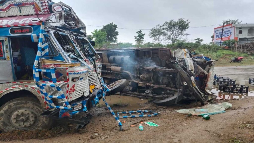 ACCIDENT : तेज रफ्तार दो ट्रकों में हुई जोरदार भिड़ंत, चालक की मौत, दूसरे ट्रक का ड्राइवर मौके से हुआ फरार