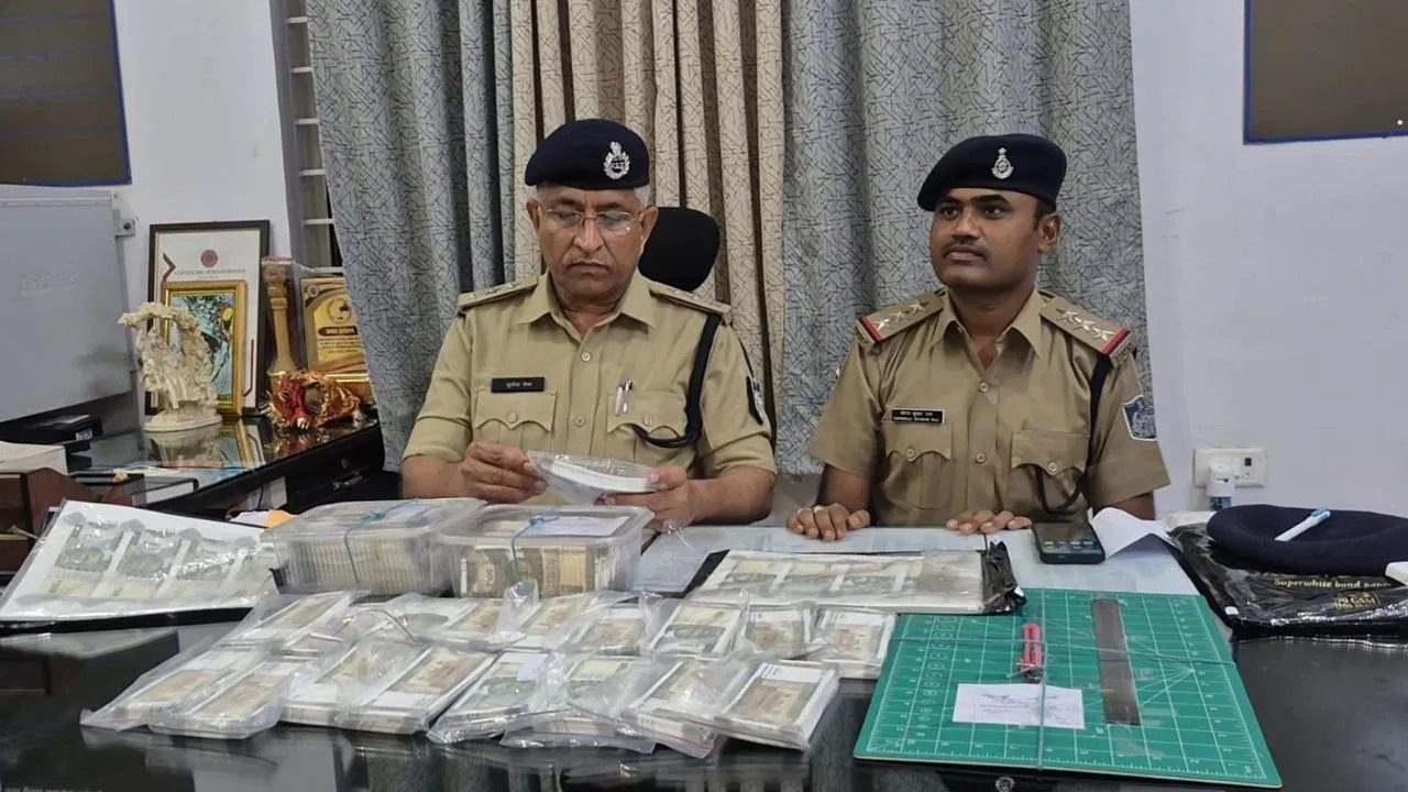 पुलिस ने एक नकली नोट छापने वाले गिरोह का पर्दाफाश किया.. कब्जे से 18 लाख रुपए के नकली नोट भी बरामद