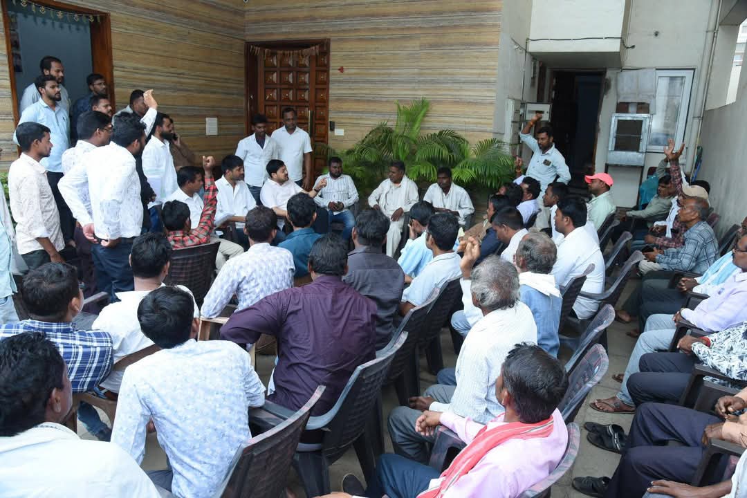 ग्रामीणों ने नलवा स्टील एण्ड पॉवर लिमिटेड के लोक सुनवाई व उक्त परियोजन को निरस्त करने विधायक को सौंपा ज्ञापन