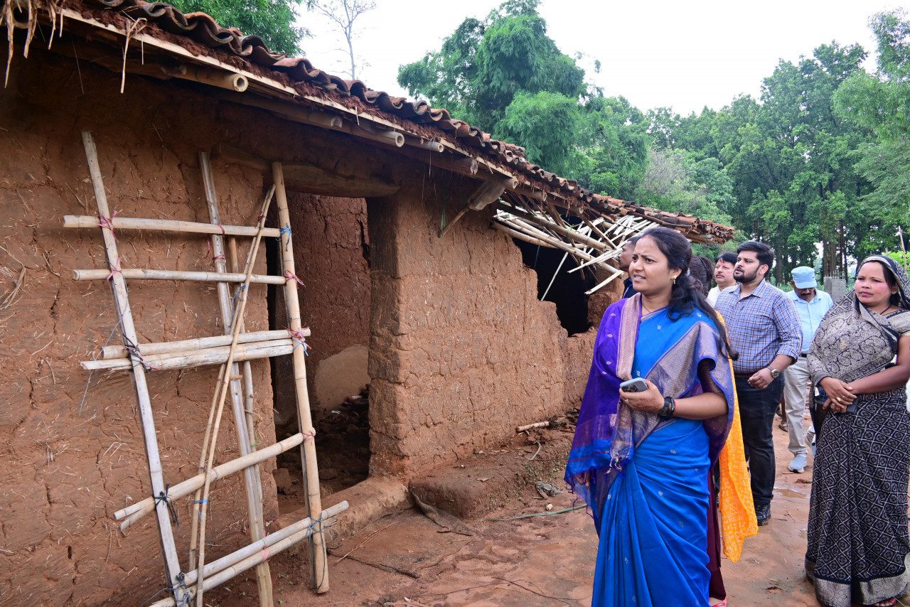 मंत्री श्रीमती लक्ष्मी राजवाड़े ने हाथी प्रभावित क्षेत्रों का किया दौरा