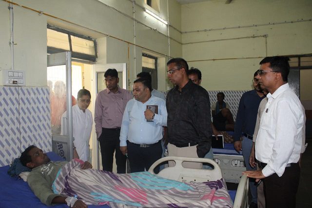 कलेक्टर ने जिला अस्पताल के वार्डों का औचक निरीक्षण कर मरीजों के बेहतर इलाज के निर्देश दिए