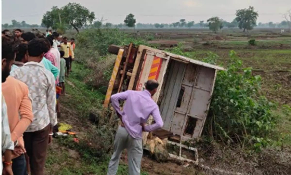 छत्तीसगढ़ से बड़ी खबर : मजदूरों से भरी पिकअप पलटी, 24 मजदूर घायल