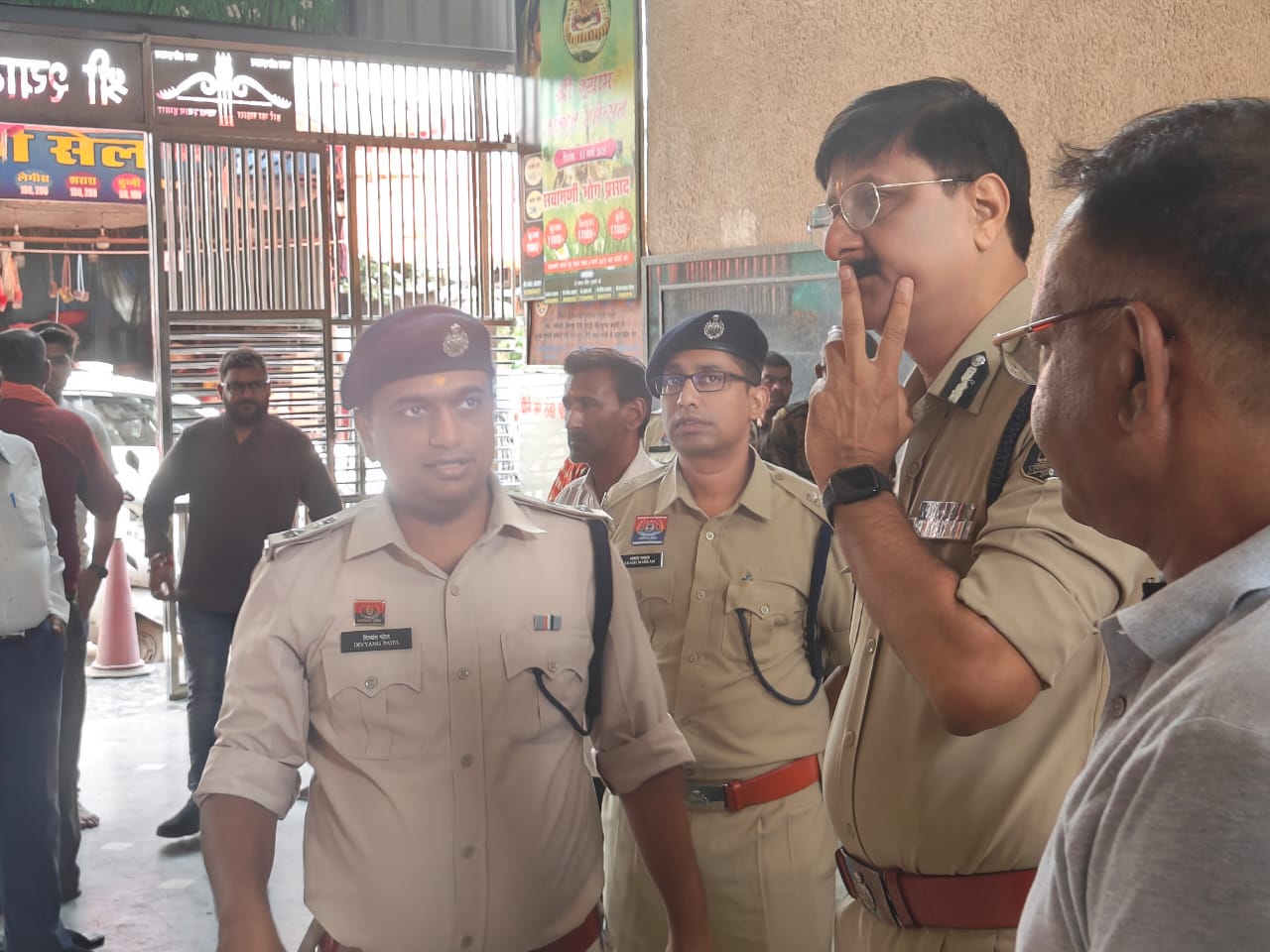 Raigarh News: रेंज आईजी डॉ. संजीव शुक्ला ने श्री श्याम मंदिर चोरी स्थल का किया निरीक्षण, विशेष टीम को दिए आवश्यक निर्देश