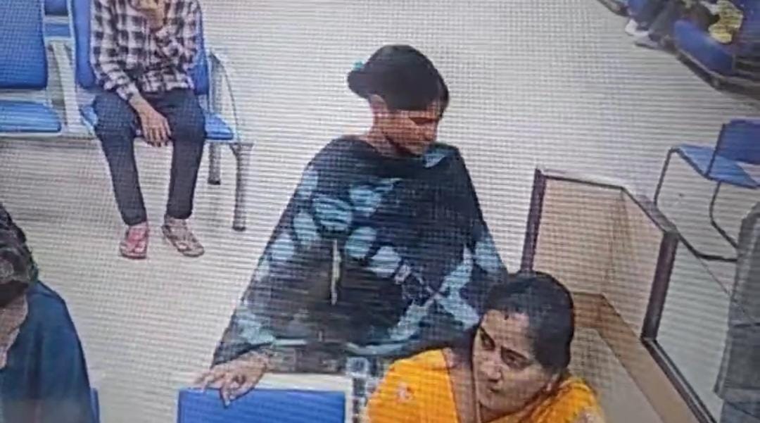 KORBA BREAKING :बैंक में चालबाजी: महिला के पर्स से 40 हजार रुपये पार, देखिए वीडियो