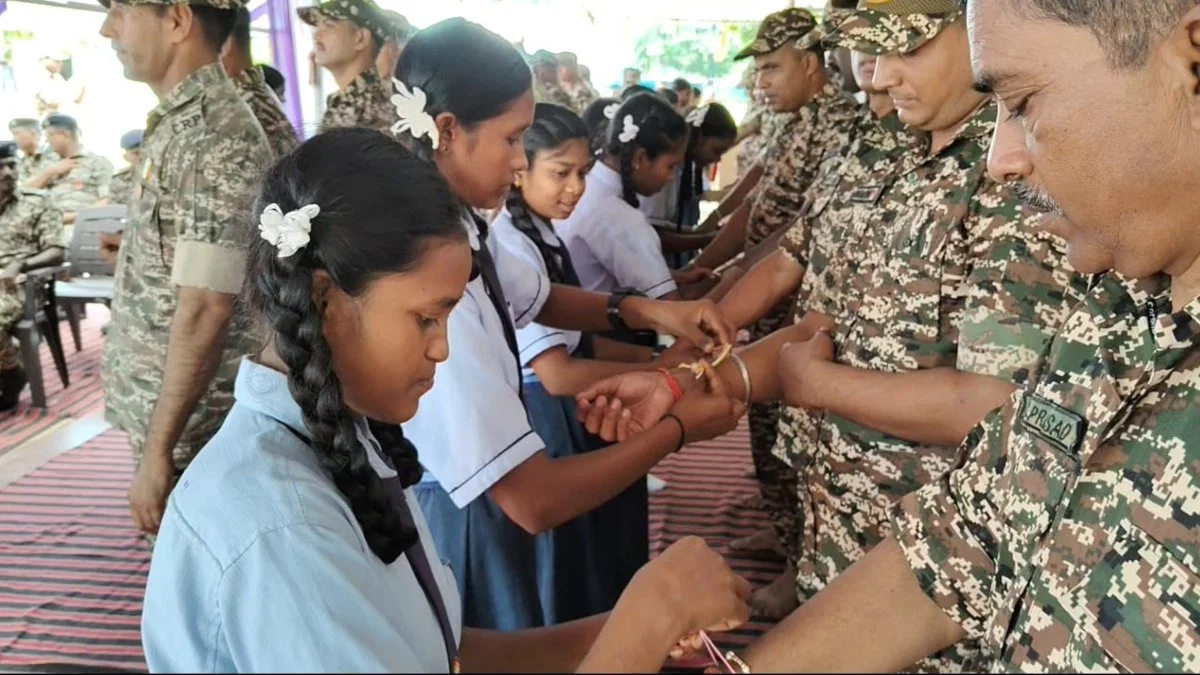 CG News : बस्तर के दूरस्थ अंचल में महिलाओं और बच्चियों ने जवानों के साथ मनाया रक्षाबंधन