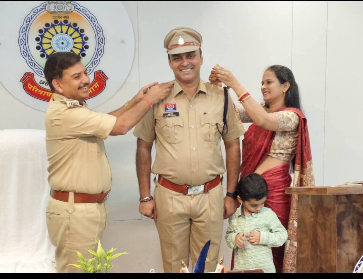 बेमेतरा कोतवाली थाना प्रभारी मयंक मिश्रा हुए निरीक्षक पद पर पदोन्नत, एसएसपी ने स्टार लगाकर दी बधाई