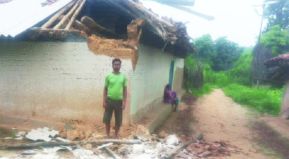 KORBA:बीती रात GPM जिले के मरवाही वन परिक्षेत्र से अचानक धमके दो दंतैल हाथियों ने रेज के बरदापखना गांव में भारी कहर ढाया