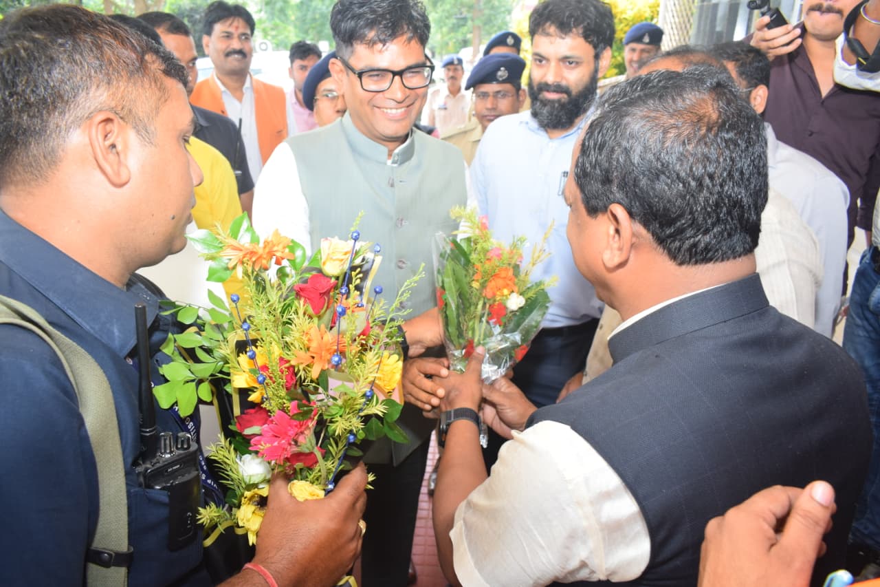 वित्त एवं जिले का प्रभारी मंत्री ओ.पी. चौधरी के जशपुर आगमन पर जनप्रतिनिधियों और अधिकारियों ने किया आत्मीय स्वागत