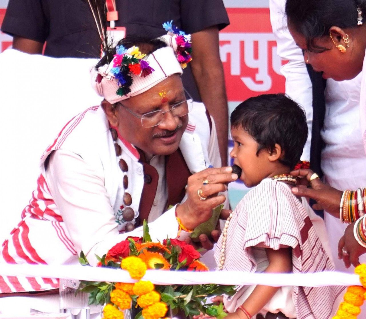 मुख्यमंत्री विष्णुदेव साय का आत्मीय और वात्सल्यपूर्ण व्यवहार : नन्ही बच्ची भूमिका बघेल को दुलारते हुए खिलाया महुआ लड्डू