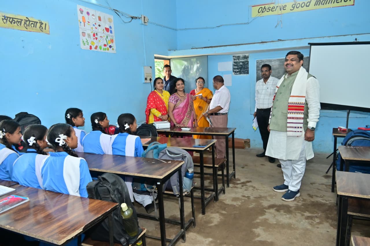 शिक्षा मंत्री गजेन्द्र यादव ने दुर्ग जिले के स्कूलों का औचक निरीक्षण किया