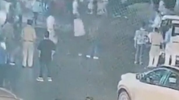 ड्यूटी पर तैनात पुलिसकर्मी पर युवक ने किया डंडे से हमला ! CCTV में कैद हुई घटना…