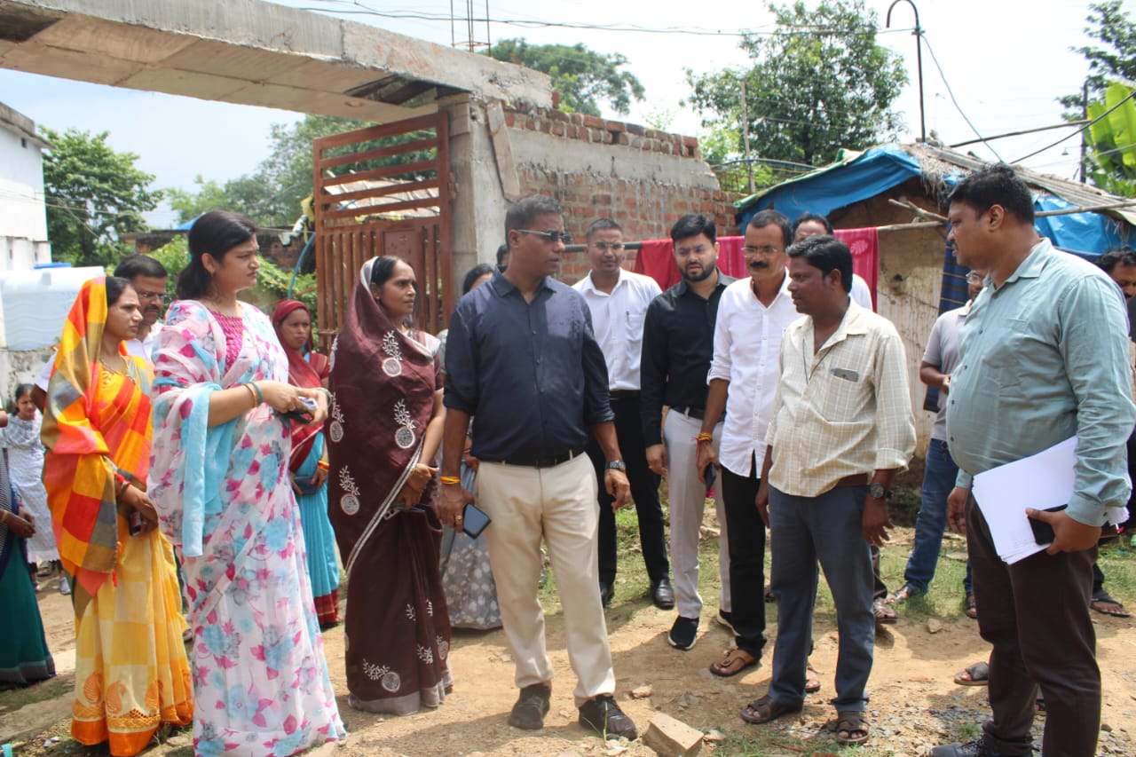 कलेक्टर ने हितग्राहियों के निर्माणाधीन पीएम आवास का निरीक्षण किया