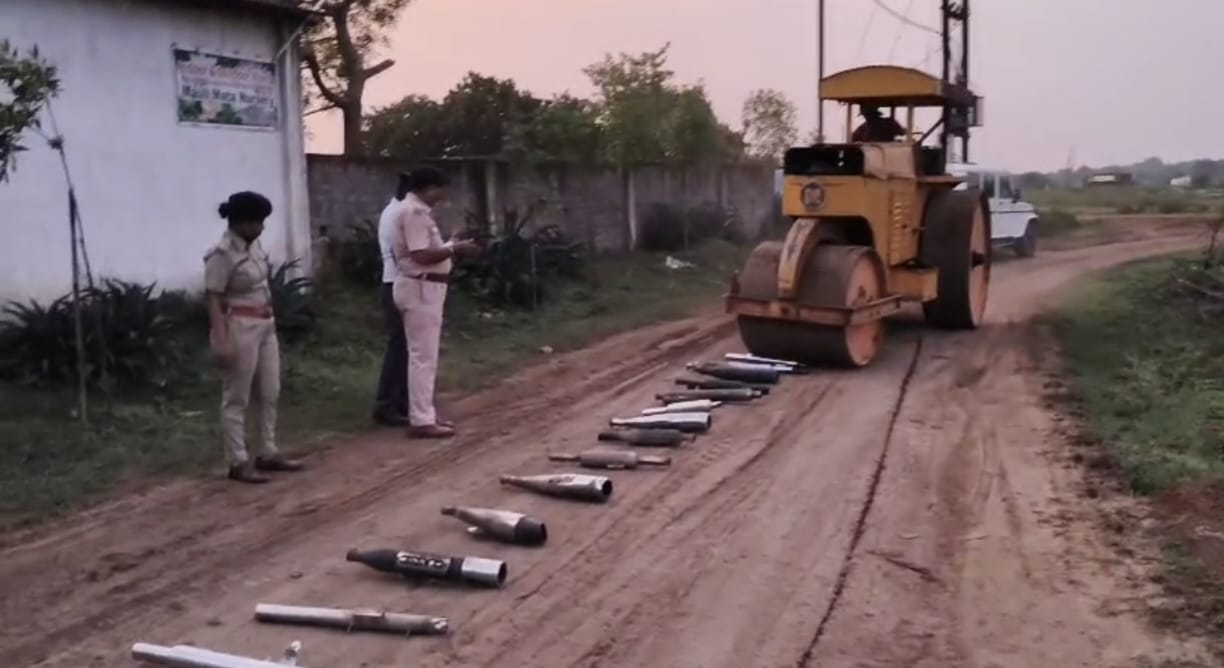 धमतरी पुलिस ने 50 से अधिक मोडिफाईड सायलेंसर जप्त कर रोड रोलर से किया गया नष्टीकरण