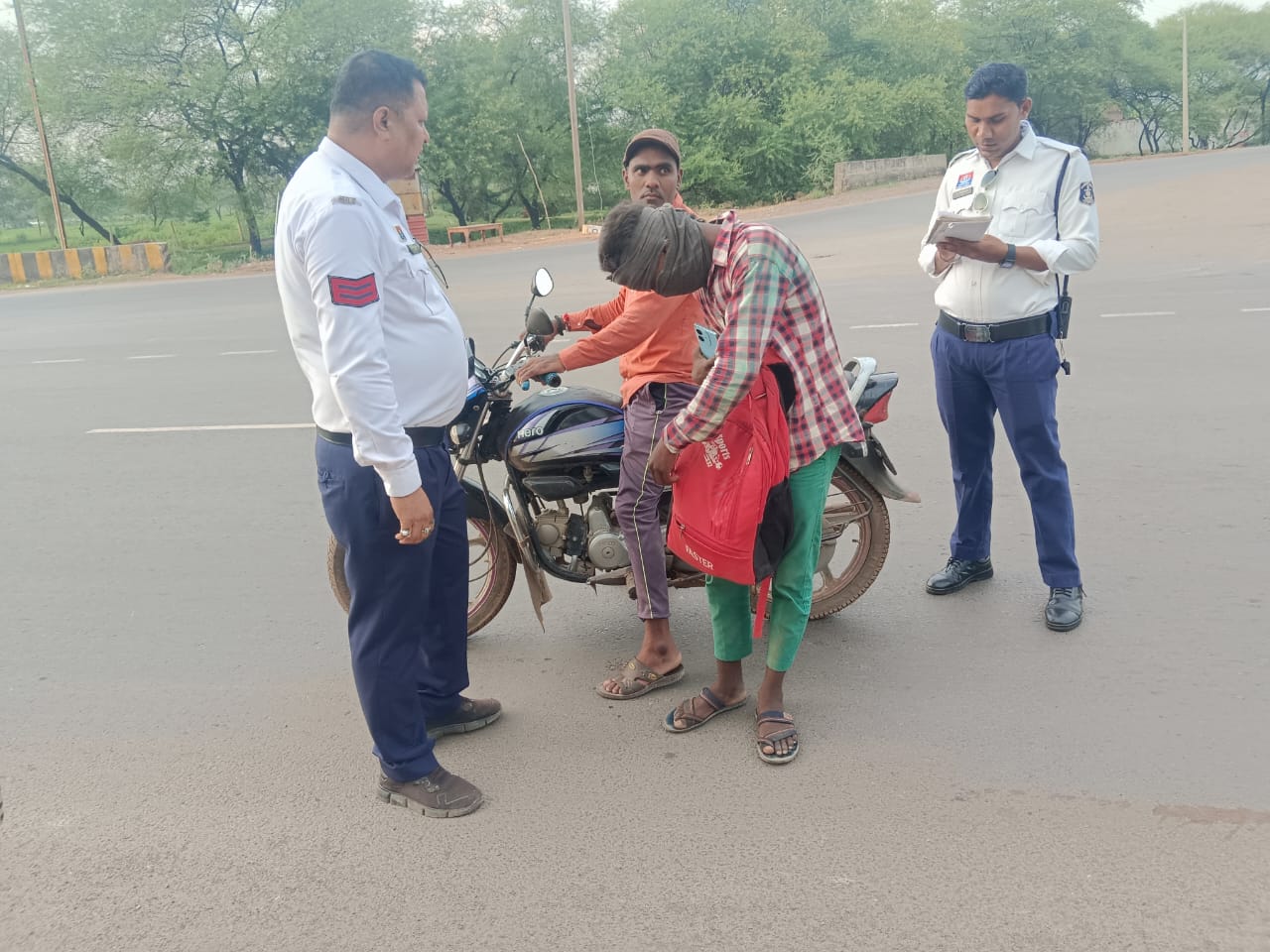 बेमेतरा पुलिस का यातायात जागरूकता अभियान, 19 वाहन चालकों पर की गई कार्यवाही