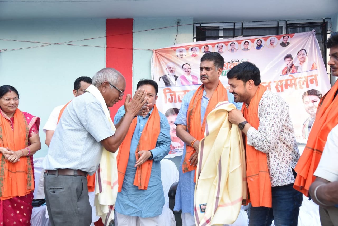 प्रबुद्ध जन सम्मेलन में विधायक अनुज और खनिज निगम अध्यक्ष सौरभ हुए शामिल