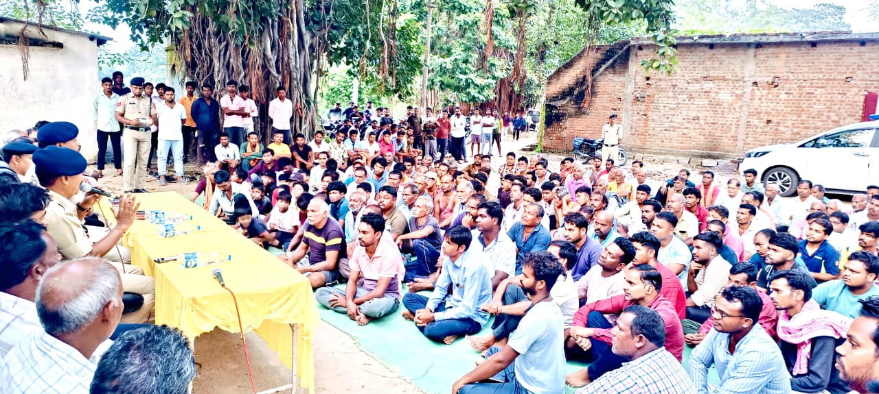 जांजगीर चांपा में पुलिस अधीक्षक ने करही गांव में ली शांति समिति की बैठक, सुरक्षा और न्याय का दिया भरोसा