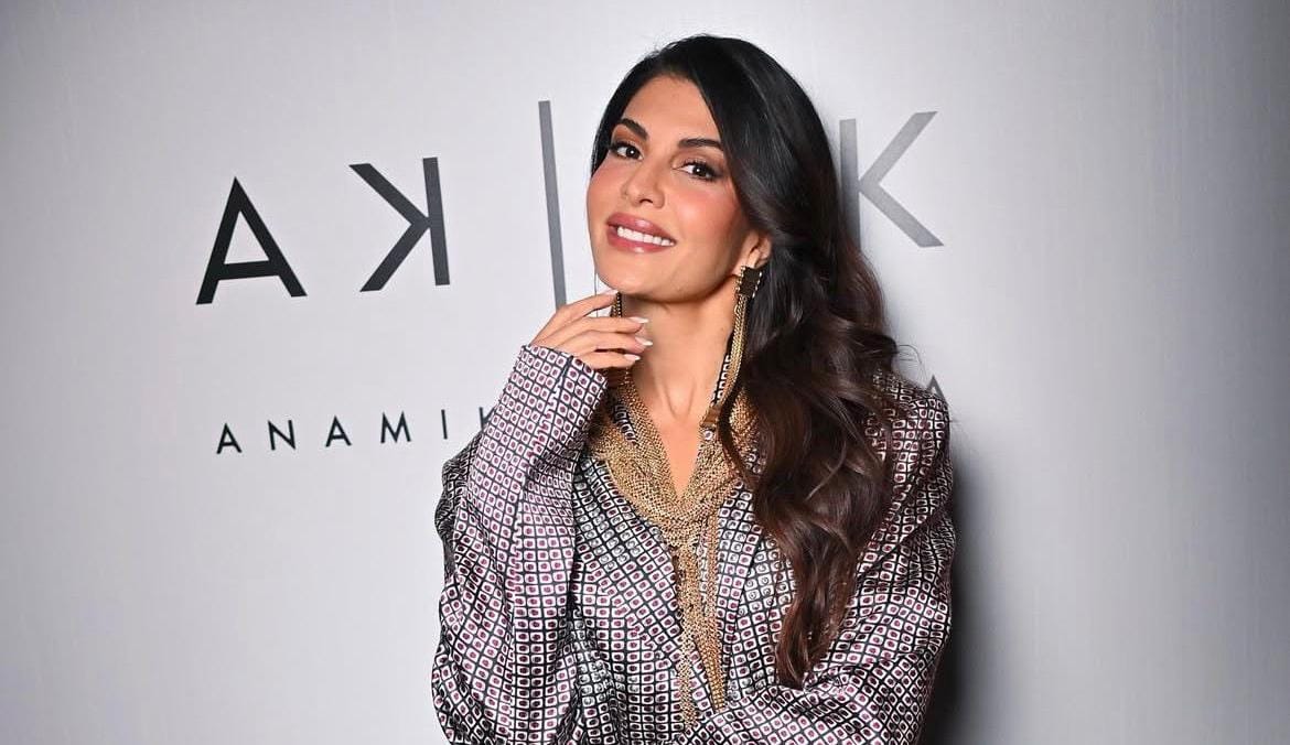 लंडन फैशन वीक में अनामिका खन्ना के लिए रैम्प पर उतरीं जैकलीन फर्नांडीस, स्टाइल और एलीगेंस का बना मिसाल