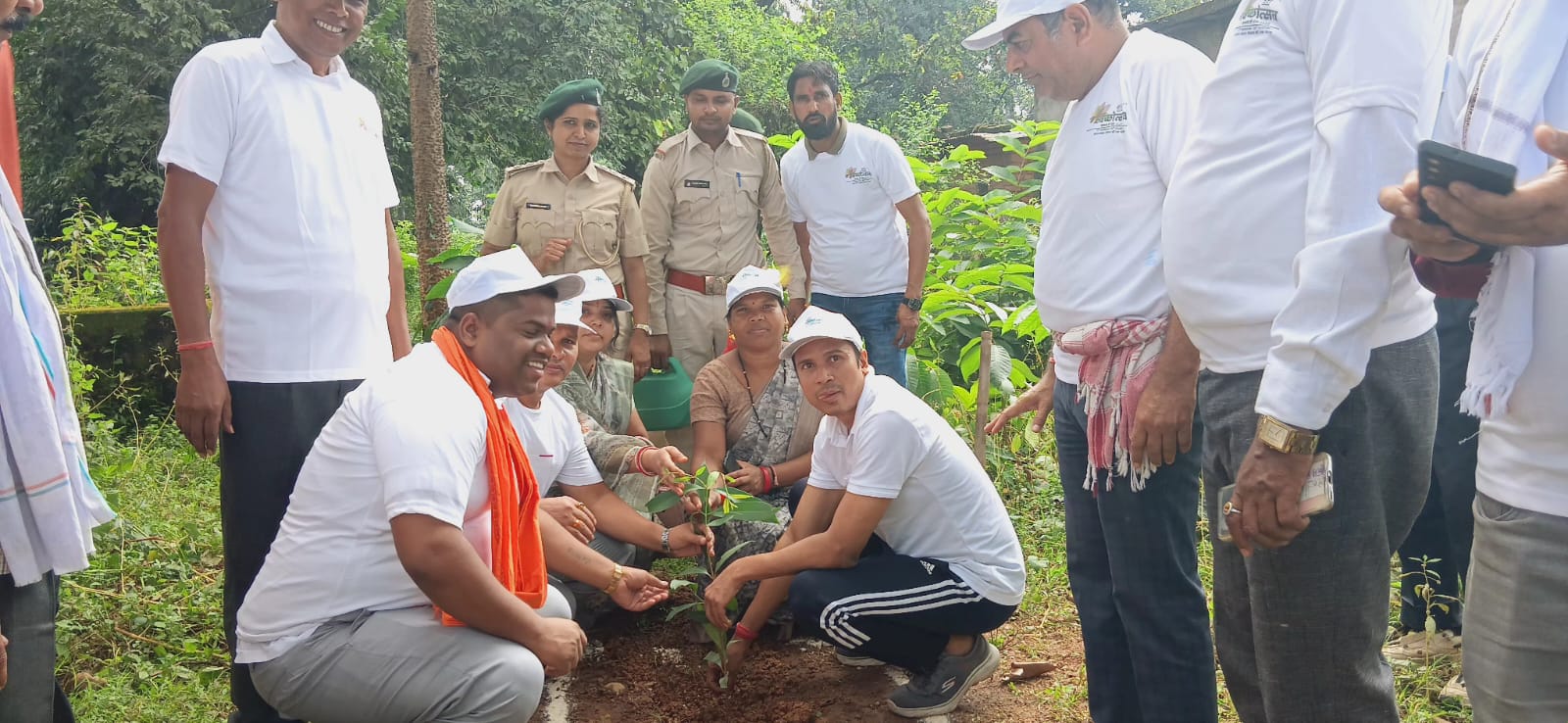 विधायक प्रेमचंद पटेल ने ‘स्वच्छता ही सेवा’ कार्यक्रम में किया श्रमदान व पौधारोपण