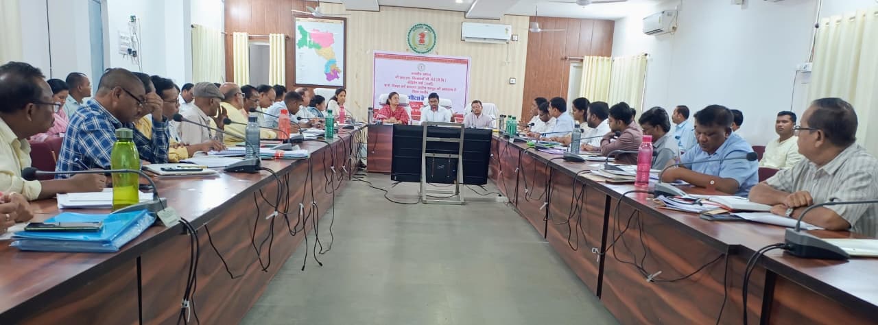 योजनाओं में लापरवाही या गुणवत्ताहीन कार्य किसी भी स्तर पर बर्दाश्त नहीं किए जाएंगे : कलेक्टर