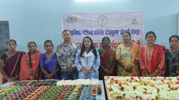 सफलता की कहानी : दीयों और पूजा सामग्री के बिक्री से समूह की महिलाएं हो रही समृद्ध, 1.11 लाख रूपये की कर चुकी हैं बिक्री…