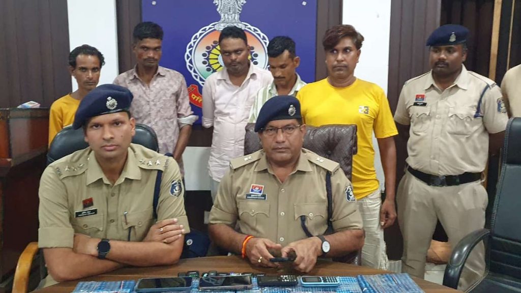 ऑपरेशन विश्वास : मर्चुरी के पास बेच रहे थे नशीली दवाइयां, 5 आरोपियों को पुलिस ने किया गिरफ्तार…