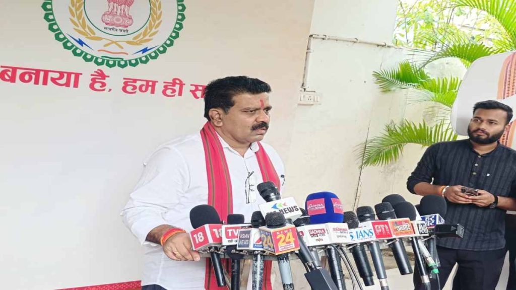 CM विष्णुदेव साय के सामने 140 से ज्यादा नक्सली करेंगे सरेंडर, गृहमंत्री विजय शर्मा ने कहा – रेड कार्पेट बिछाकर करेंगे स्वागत