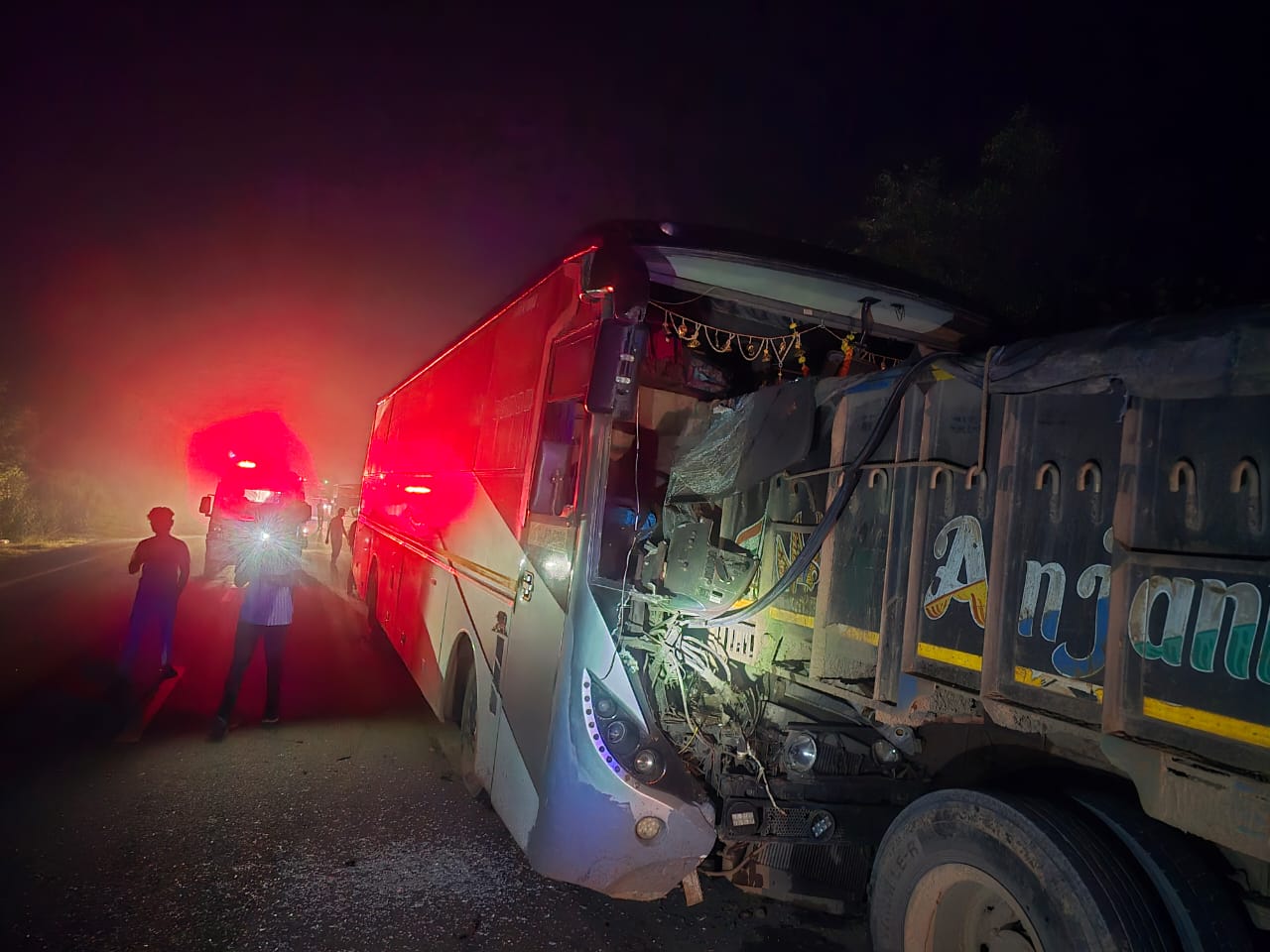 कांकेर में दर्दनाक सड़क हादसा: नेशनल हाईवे-30 पर बस ने ट्रक को मारी टक्कर, 12 यात्री घायल