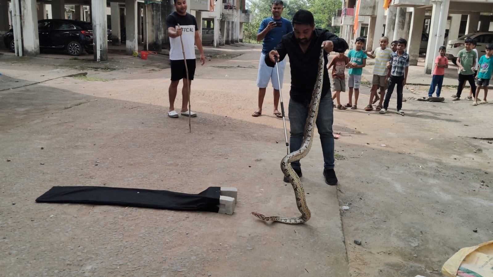 KORBA NEWS : पुलिस लाईन में जहां बच्चे खेल रहे थे वहीं छुप कर बैठा था अजगर, अजगर में जहर नहीं होता जकड़ कर करता हैं अपना शिकार…