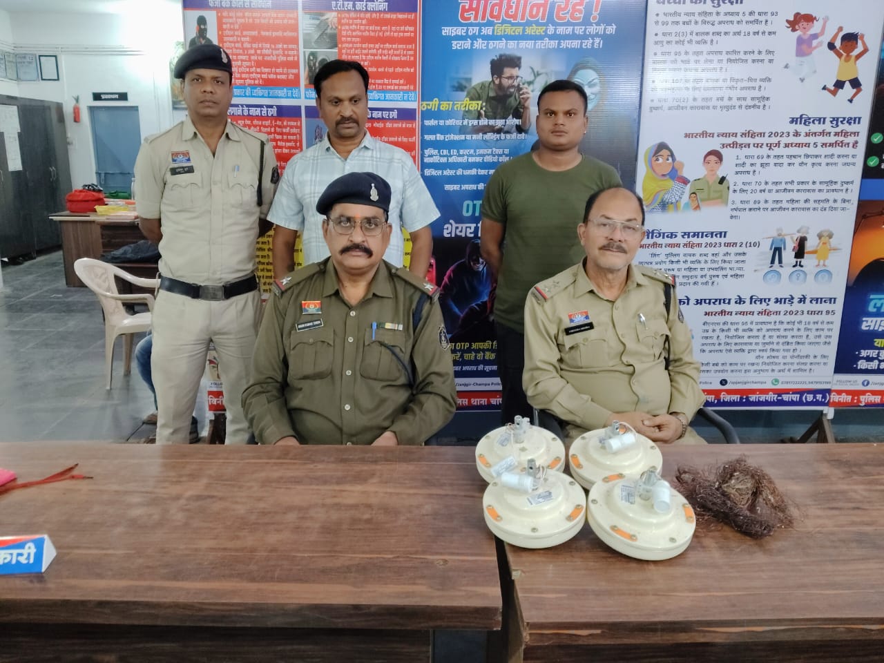 जांजगीर-चांपा पुलिस ने दीपावली अवकाश में स्कूल में हुई चोरी का किया खुलासा, दो आरोपी गिरफ्तार – चार नाबालिग शामिल