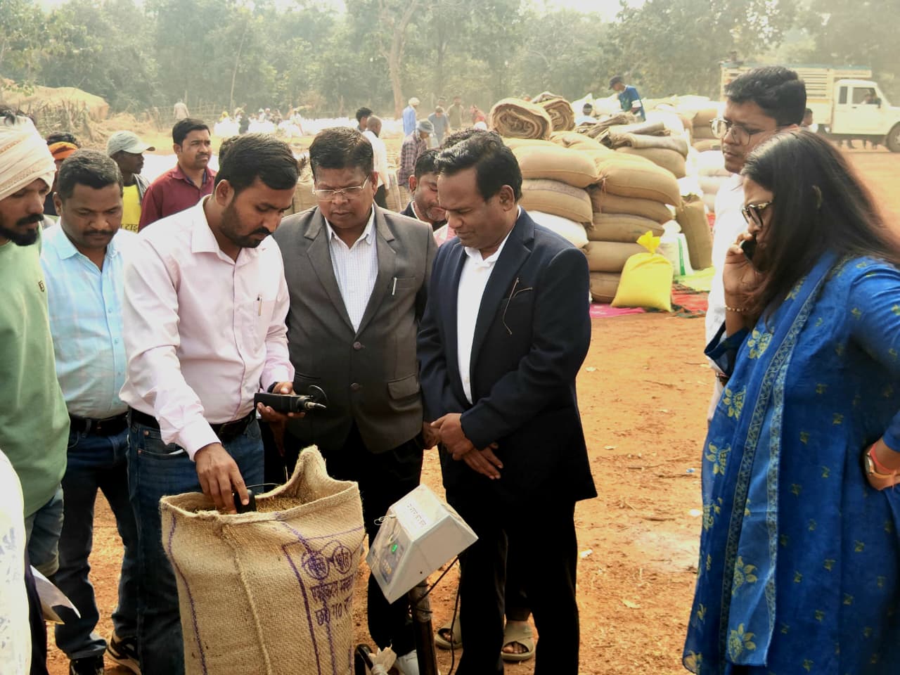 मोहला-मानपुर-अंबागढ़ चौकी जिले के प्रभारी सचिव पीएस एल्मा ने धान उपार्जन केंद्रों का किया निरीक्षण