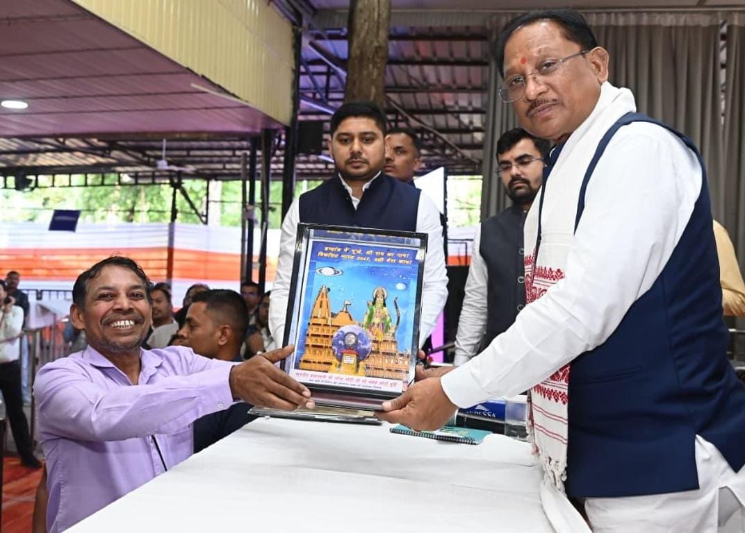 Bhilai’s Ankush Dewangan Creates World’s Smallest Statue of Prime Minister Shri Modi, Chief Minister Shri Vishnu Deo Sai Praises His Art