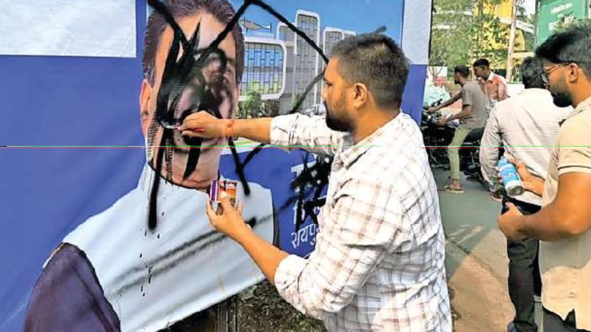 रायपुर में विकास कार्यों के पोस्टर पर कालिख पोतने से मचा राजनीतिक बवाल