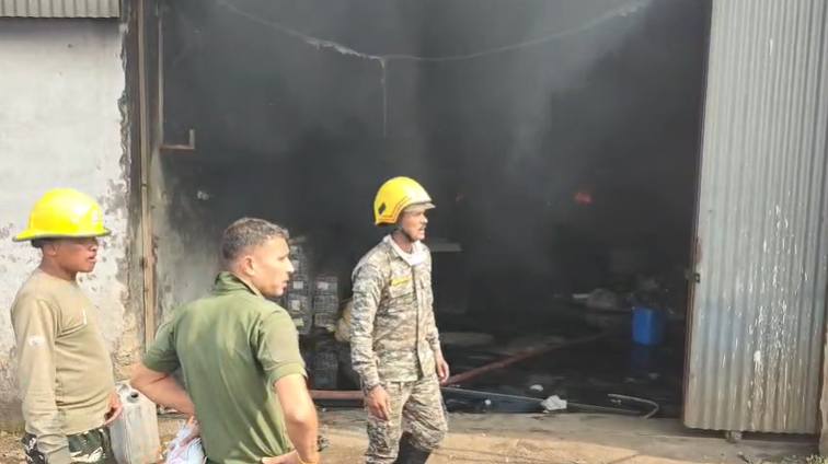 Raipur Fire Breaking : गद्दा-अलमारी फैक्ट्री में लगी भीषण आग, कई मजदूरों के फंसे होने की सूचना